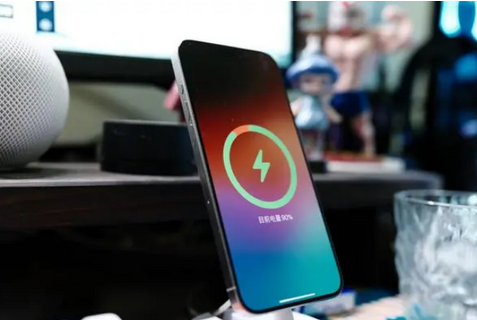 仪征苹果15换屏服务分享用什么充电器给iPhone15充电更好 